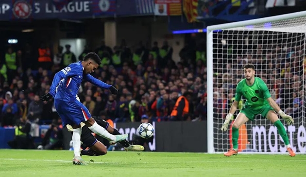 Khi “tiểu Messi” Estevao dạy cho Yamal một bài học