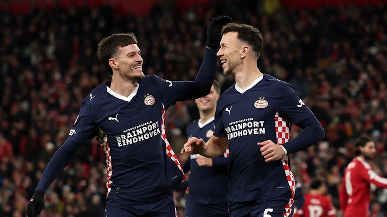 PSV thăng hoa tại Anfield, đẩy Liverpool chìm sâu trong khủng hoảng