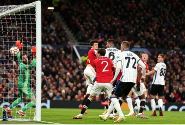 “3 cầu thủ Man Utd xung quanh nhưng vẫn để thủng lưới”