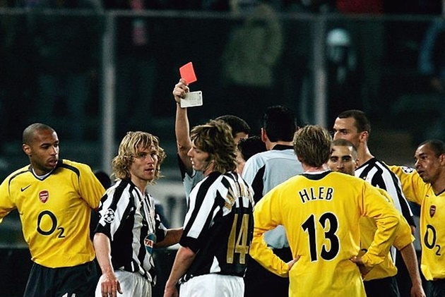 8 CLB khiến đối thủ dính thẻ đỏ nhiều nhất Champions League: Arsenal sau 3 đội