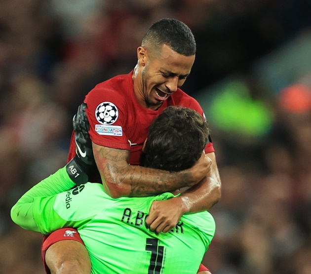 Alisson tạo nên khác biệt trước Ajax