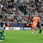 Anthony Gordon không ‘mặc vừa’ áo số 9 ở Newcastle