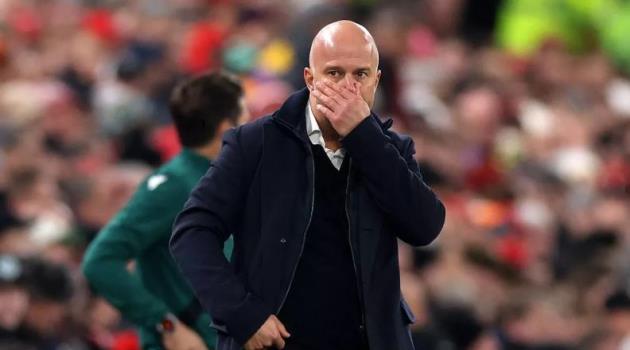 Áp lực bủa vây Arne Slot: Vì sao Liverpool chưa tính “trảm tướng”?