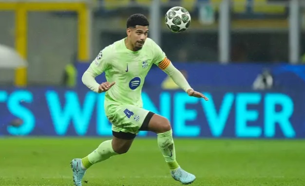 Araujo đáp trả chỉ trích của NHM Barcelona sau thất bại trước Inter