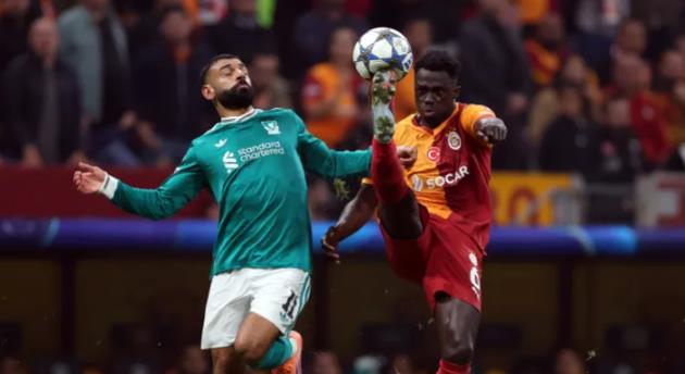 Arne Slot giải thích việc cất Salah trên ghế dự bị