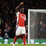 Arsenal bay cao nhờ đôi chân của Saka