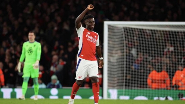 Arsenal bay cao nhờ đôi chân của Saka
