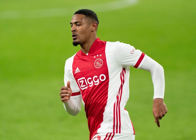 Bản hợp đồng kỷ lục của Van der Sar ghi 4 bàn trong trận ra mắt Champions League