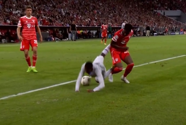 Barca mất trắng 1 quả penalty trước Bayern?