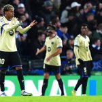 Barca may mắn không thua đậm hơn trước Chelsea