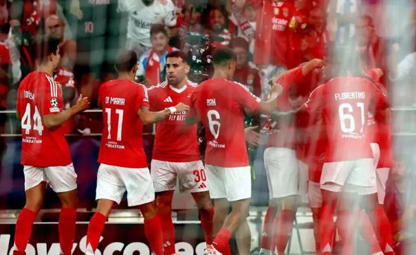 Benfica 4-0 Atletico: Cú sốc lớn; Nhạc trưởng vạn người mê