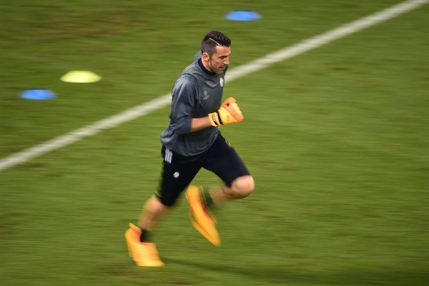 Buffon căng như dây đàn trong buổi tập cuối của Juventus
