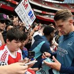 Ca khúc CĐV Arsenal chế về đời tư khiến Gyokeres ngại ngùng