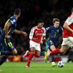 Các hậu vệ biên linh hoạt giúp Arsenal thăng hoa ở Champions League