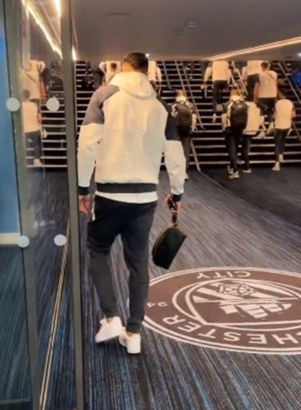 Cancelo hành động đẹp nhưng vẫn bị la ó