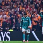 Carragher: Liverpool đang chơi bóng rổ