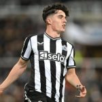 “Cậu ta phải làm gì? Cuốn tay vào lưng à?”