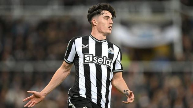 “Cậu ta phải làm gì? Cuốn tay vào lưng à?”