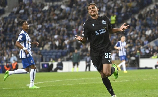 Cầu thủ 17 tuổi đi vào lịch sử Champions League