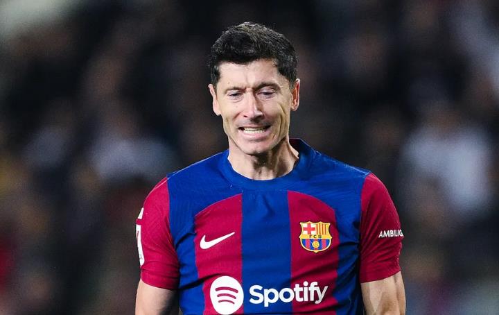 CĐV Barca: “Lewandowski, đã đến lúc tới Ả Rập rồi”