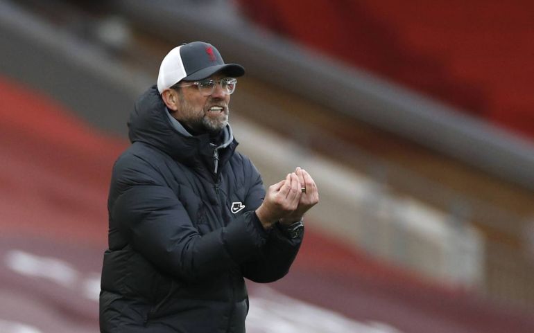 CĐV Liverpool điên tiết đòi tống khứ cái tên tệ hại, chỉ biết đi bộ