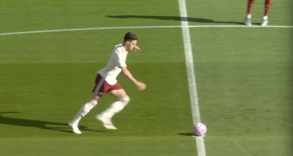 Chiến thuật mới gây tranh cãi: Vì sao các đội bóng cố tình sút bóng ra biên?