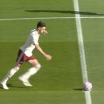 Chiến thuật mới gây tranh cãi: Vì sao các đội bóng cố tình sút bóng ra biên?