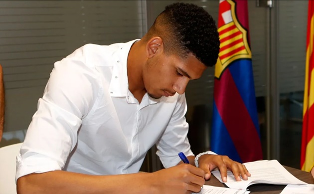 CHÍNH THỨC: Barca chốt tương lai Ronald Araujo