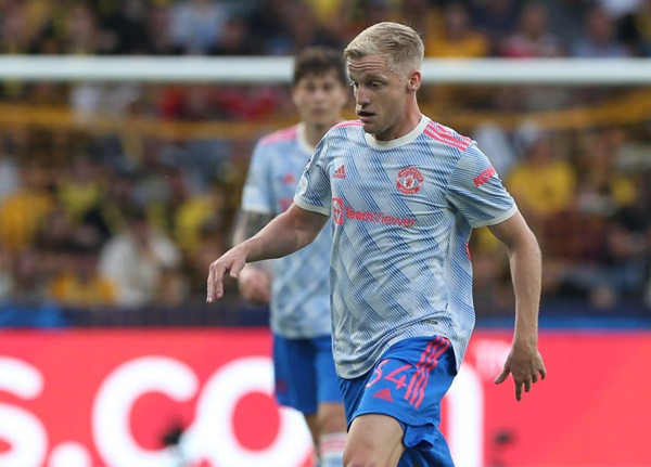 Chơi 45 phút, Van de Beek được so sánh với người cũ M.U