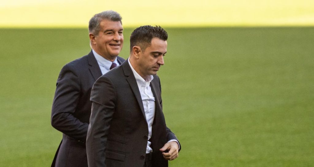 Chủ tịch Barca nghi ngờ trình độ Xavi