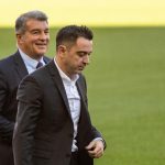 Chủ tịch Barca nghi ngờ trình độ Xavi