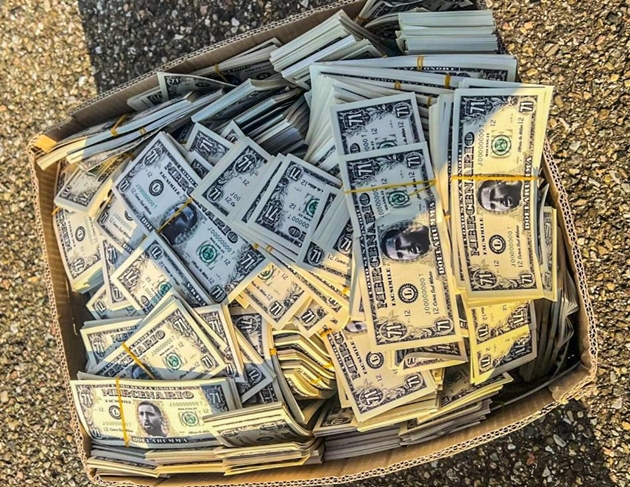 Cổ động viên AC Milan ném tiền giả cho Donnarumma