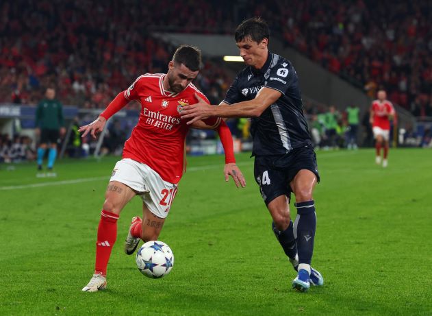 Cổ động viên Benfica ném pháo sáng, trận đấu phải tạm dừng