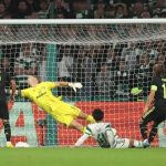 Cổ động viên Celtic đứng dậy vỗ tay cho Modric