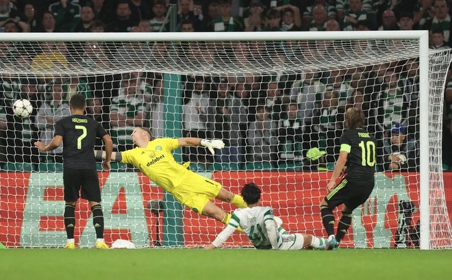 Cổ động viên Celtic đứng dậy vỗ tay cho Modric