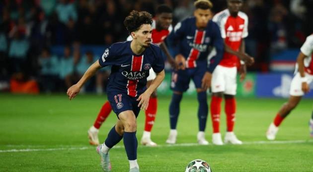 Cổ động viên PSG cũng ngỡ ngàng với quả penalty ‘trời cho’