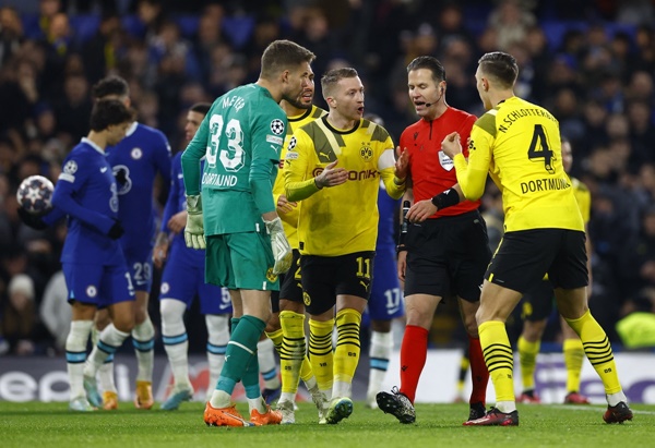 “Có lẽ trọng tài sợ người hâm mộ Chelsea”