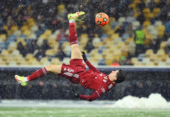 Cú ngả bàn đèn khẳng định Lewandowski là số một