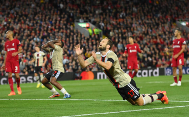 Cựu sao M.U bỏ lỡ khó tin trước Liverpool