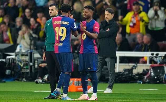 Đánh bại Dortmund, Hansi Flick bất ngờ khen ngợi “người thừa” Barca