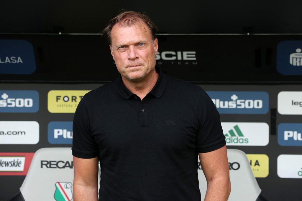 Đối thủ sa thải HLV trước trận gặp Barca