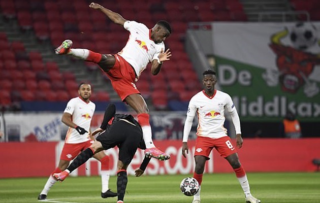 Đối thủ “tự hủy”, Liverpool kết liễu đẹp “ngựa ô” Champions League