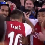 Đội trưởng Ajax tát thẳng vào mặt đồng đội vì quá sung sướng