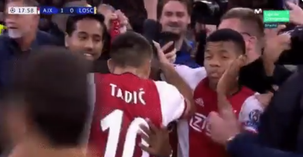 Đội trưởng Ajax tát thẳng vào mặt đồng đội vì quá sung sướng