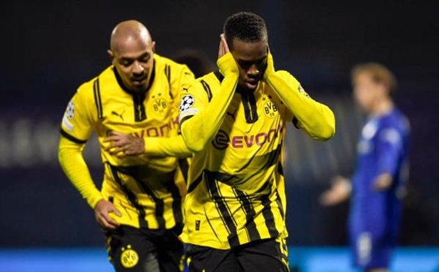 Dortmund chơi trên sân vận động có nguy cơ sụp đổ