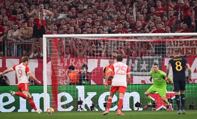 Đưa Bayern vượt lên, Kane được khen ngợi hết lời