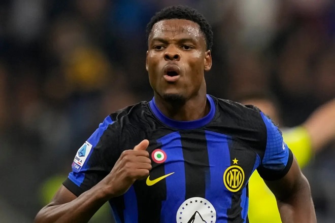 Dumfries nói thẳng về trình độ của Ajax