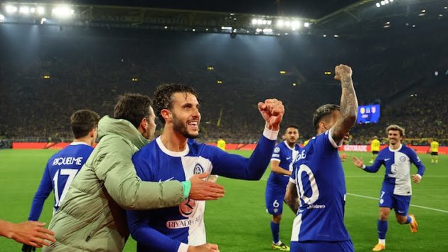 Dừng bước, Atletico vẫn hưởng lợi từ thất bại của Barca