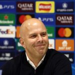 Được cổ động viên hát vang, Arne Slot cám ơn Klopp