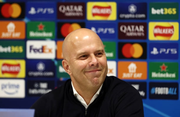 Được cổ động viên hát vang, Arne Slot cám ơn Klopp